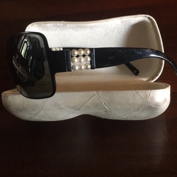Chanel pearl sunglasses - Picture 2 of 5